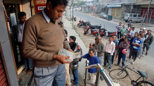 V Indii pokrauje chaos vyvolan zruenm bankovek (11. listopadu 2016)