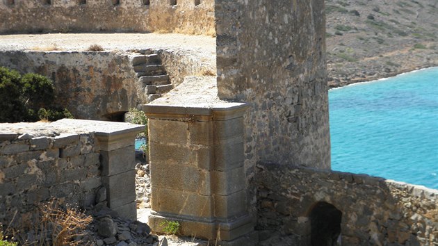 Zdi ostrova Spinalonga poznaly utrpen i nadji. Bolesti vak bylo vc.