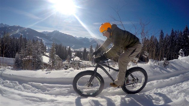 lovk se na fat biku pod alpskm sluncem rychle zpot, take bundu sp odlote do batohu.