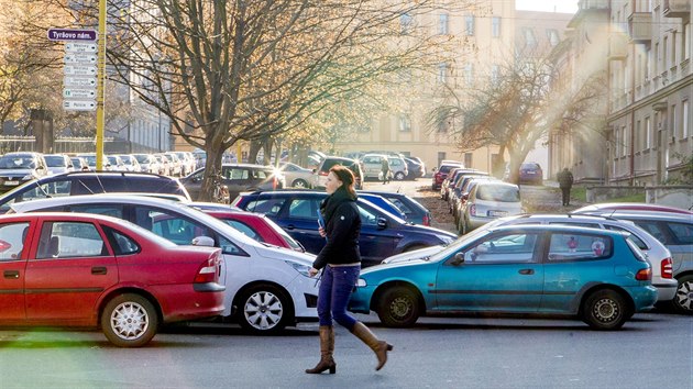 Auta ped sportovn halou v Chrudimi parkuj zcela nahodile, obas blokuj dopravu.