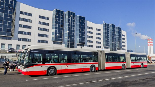 V Praze byl do zkuebnho provozu uveden tm ptadvacetimetrov kloubov autobus Van Hool AGG 300. (14. listopadu 2016)