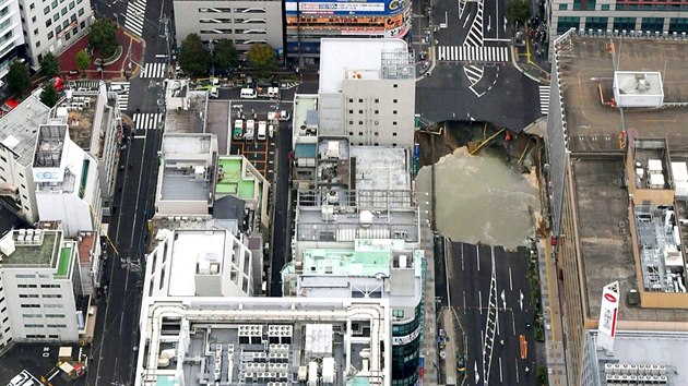 Na run td japonskho msta Fukuoka se propadla zem a vznikl velk krter (8. listopadu 2016).