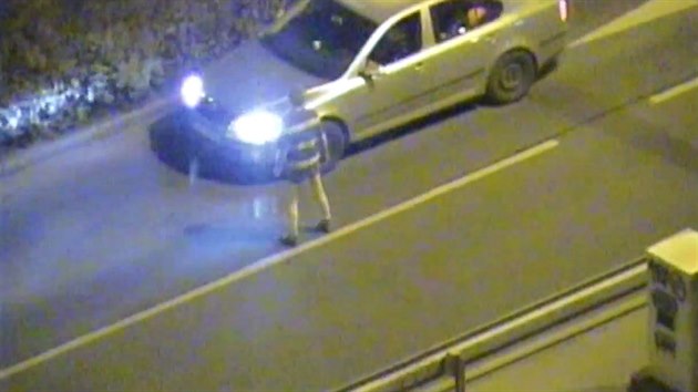 VIDEO: Polonahý muž v trenýrkách skákal před auta, odvezla ho sanitka -  iDNES.cz