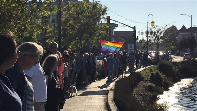 Lid v kalifornskm Oaklandu vytvoili etz proti rasismu, sexismu, homofobii a islamofobii (13. listopadu 2016).
