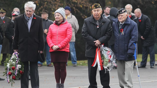 Vzpomnkovch akc se pravideln zastuje i Michal Salomonovi (vlevo), kter peil Osvtim i bombardovn Dran. (11. listopadu 2016)