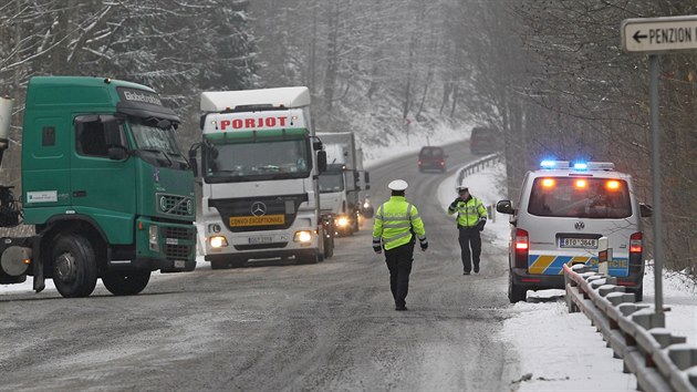Silnici mezi Ostravic a Blou na Frdecko-Mstecku zablokovalo nkolik kamion. Komunikaci proto radji a do ternho poledne uzaveli pro nkladn dopravu. (14. listopadu 2016)