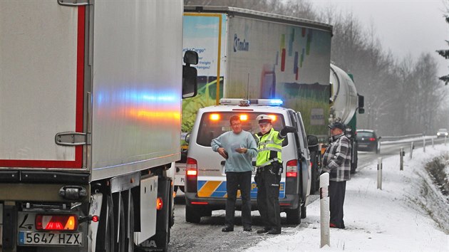 Policist se silnii uzaveli silnici mezi Ostravic a Blou na Frdecko-Mstecku pro nkladn dopravu. (14. listopadu 2016)