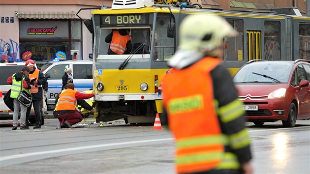 V Plzni se srazila tramvaj s autobusem, zchrani oetili 17 zrannch