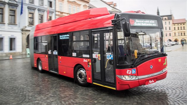 Trolejbus se doke odpojit od troleje za jzdy a bez hlavnho zdroje doke ujet 22 kilometr.