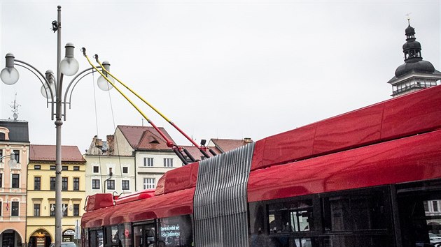 Trolejbus se doke odpojit od troleje za jzdy a bez hlavnho zdroje doke ujet 22 kilometr.