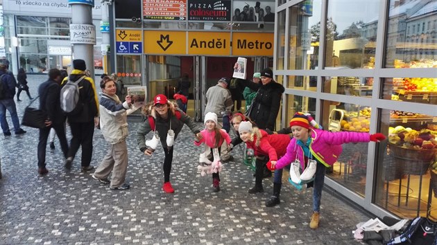 Krasobruslai z klubu KK Stadion Praha rozdvali denk Metro na Andlu.