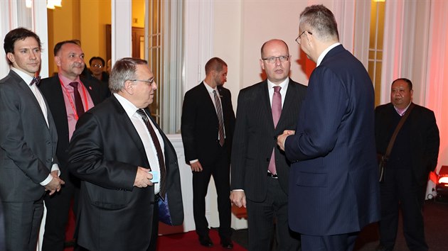 Česko-čínské investiční fórum. Premiér Bohuslav Sobotka a prezident Smíšené česko-čínské komory vzájemné spolupráce Jaroslav Tvrdík (14. listopadu 2016).