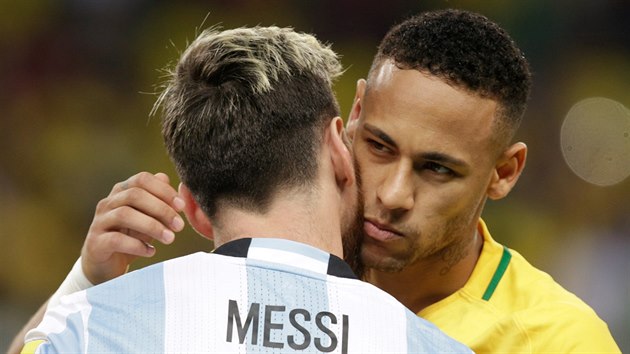 SORRY BRCHO. Brazilsk tonk Neymar (vpravo) po vhe nad Argentinou utuje svho klubovho spoluhre Lionela Messiho.