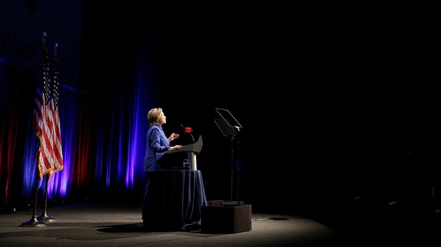 Hillary Clintonov na washingtonsk konferenci Fondu na obranu dt (16. listopadu 2016)
