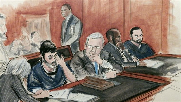 Efran Antonio Campo Flores (druh zleva) zachycen na Manhattanu soudnm kreslem.
