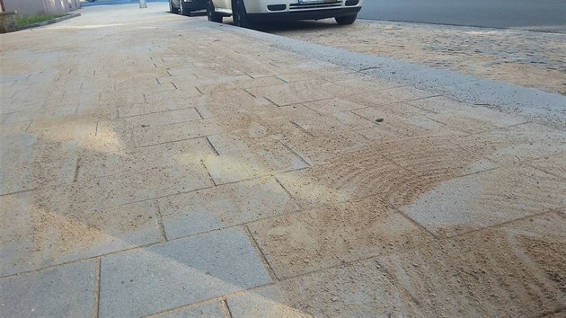 Chodnk a vozovka v ulici Sladkovskho, kterou psek pokryl vude.