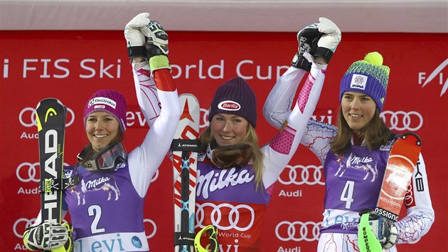 TROJICE NEJLEPCH. (Zleva) Druh Wendy Holdenerov, vtzka Mikaela Shiffrinov a tet Petra Vlhov