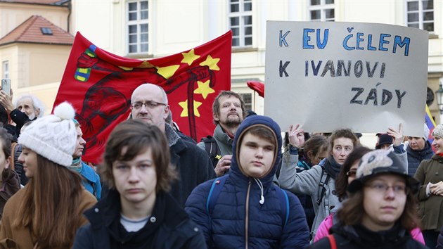 Na Hradčanském náměstí se konal protest proti populismu a politice hlavy státu. (17. 11. 2016)