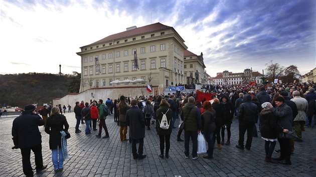 Na Hradčanském náměstí se konal protest proti populismu a politice hlavy státu. (17. 11. 2016)