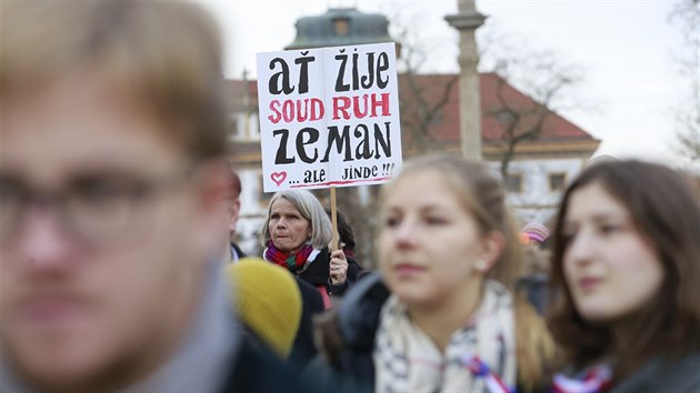 Na Hradčanském náměstí se konal protest proti populismu a politice hlavy státu. (17. 11. 2016)