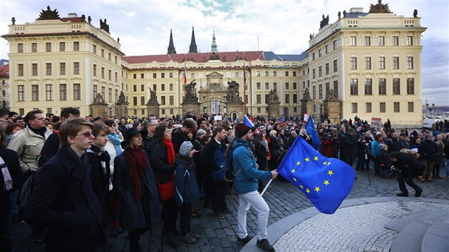 Na Hradčanském náměstí se konal protest proti populismu a politice hlavy státu. (17. 11. 2016)