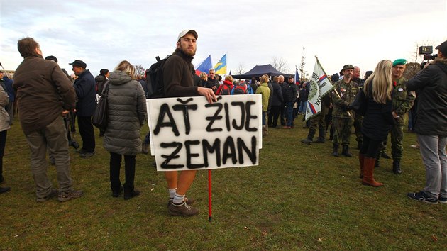 Na Letensk plni se sely piblin ti stovky lid na shromdn na podporu prezidenta Zemana. mezi nimi i lenov samozvan domobrany. (17. 11. 2016)