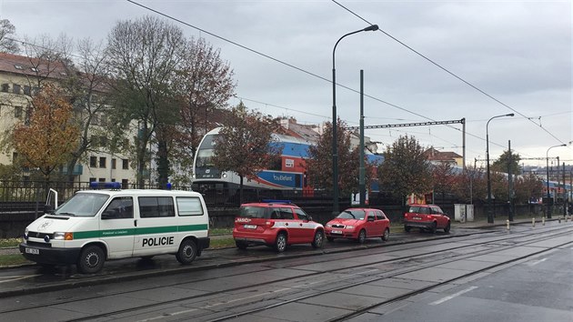 V eleznin vhybn Praha-Vyehrad vyjel posunovan vlak proti osobnmu vlaku s pasary (10.11.2016).