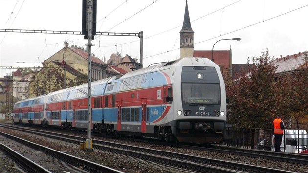 V eleznin vhybn Praha-Vyehrad vyjel posunovan vlak proti osobnmu vlaku s pasary (10.11.2016).