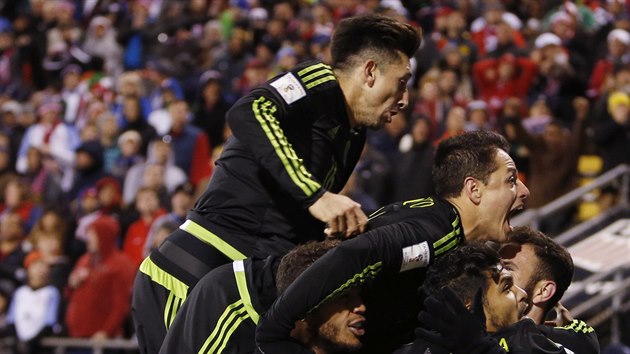 Radost fotbalist Mexika po glu v utkn proti USA.