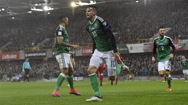 Severoirsk reprezentant Kyle Lafferty se raduje z glu, kter vstelil zerbjdnu.