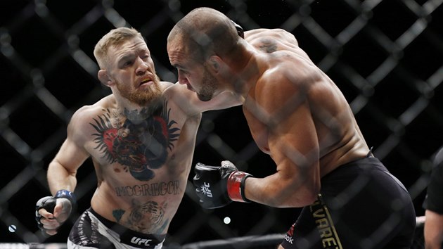 Irsk bojovnk Conor McGregor posl k zemi Eddieho Alvareze.