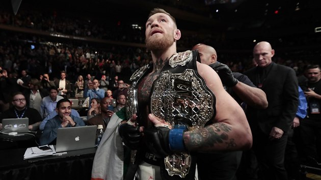 Conor McGregor opout oktagon se dvma tituly UFC.