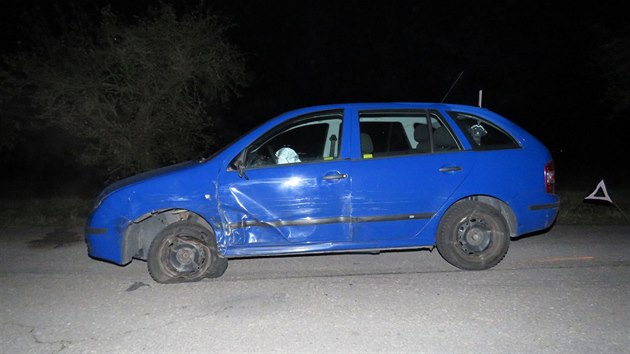 Auta se v protismru vyhbala cyklistovi a chodkynm, stetla se uprosted silnice (8.11.2016).