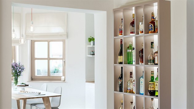 Atypick bar v obvacm pokoji je vyroben z kompozitnho materilu a umstn na stn sousedc s kuchyn.