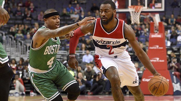 Washingtonsk basketbalista John Wall (vpravo) se sna obehrt bostonskho Isaiaha Thomase.