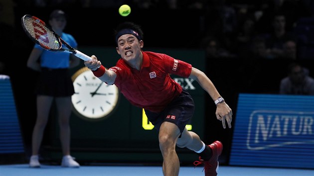 Japonsk tenista Kei Niikori ve vtznm duelu se Stanem Wawrinkou ze vcarska.