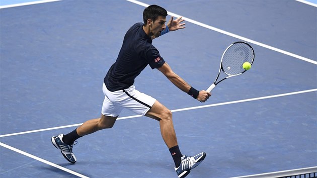 Srbsk tenista Novak Djokovi v duelu s belgickm nhradnkem Davidem Goffinem.
