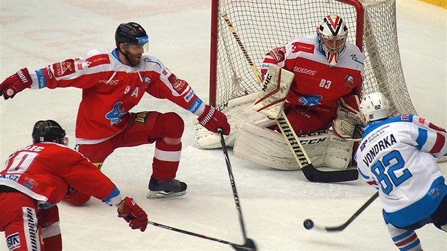 Chomutovsk tonk Michal Vondrka (vpravo) v anci ped olomouckm brankem Martinem Falterem.