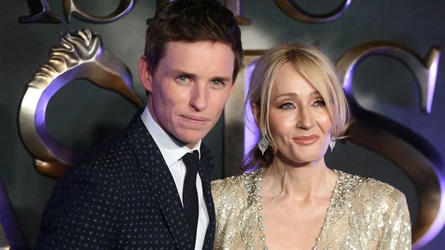 Herec Eddie Redmayne a spisovatelka J.K. Rowlingov na londnsk premie filmu Fantastick zvata