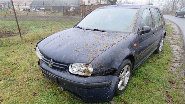 Mlad idika volkswagenu v Libin usnula za volantem a pot narazila do zaparkovanho auta. Od nehody ujela, majitel vozu si ji ale nael a zavolal policii.