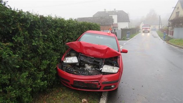 Mlad idika volkswagenu v Libin usnula za volantem a pot narazila do zaparkovanho auta. Od nehody ujela, majitel vozu si ji ale nael a zavolal policii.