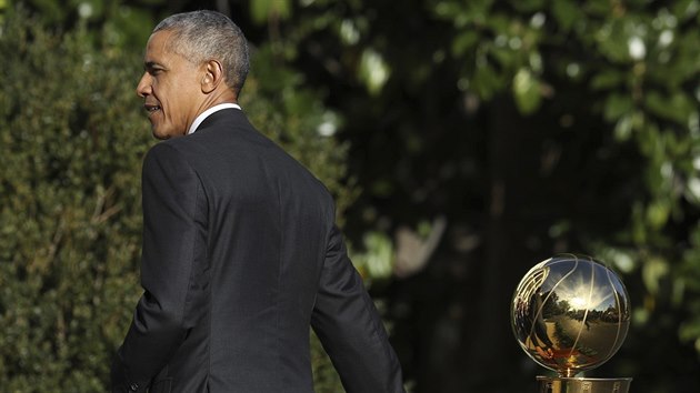 JEDNOU V ROCE... Do blzkosti Larry O'Brien Trophy se Barack Obama, velk to basketbalov fanouek, dostal u poosm. Letos je to vak naposledy. Za rok by ml vtze NBA hostit Donald Trump.