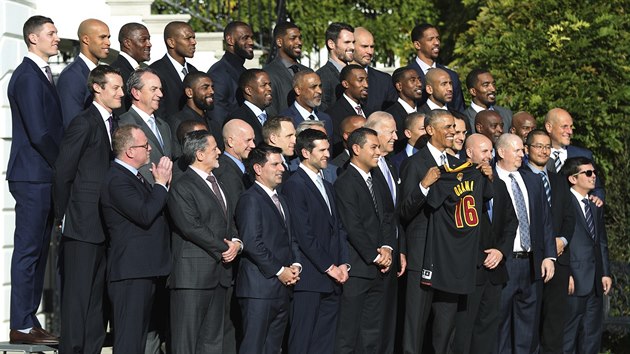 TAK TEDY SMVY. Oficiln momentka americkho prezidenta Baracka Obamy a len tmu Cleveland Cavaliers.