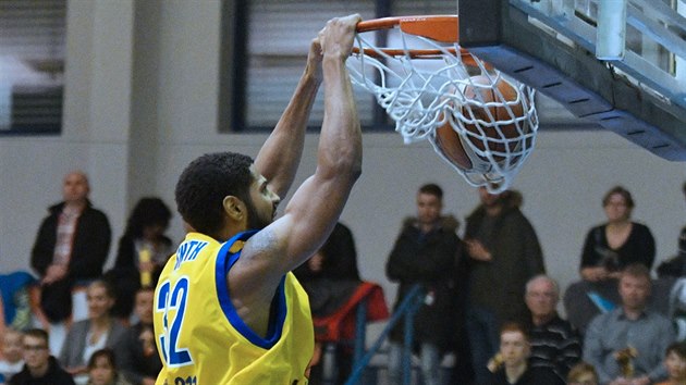 steck basketbalista Khristian Smith smeuje do dnskho koe.