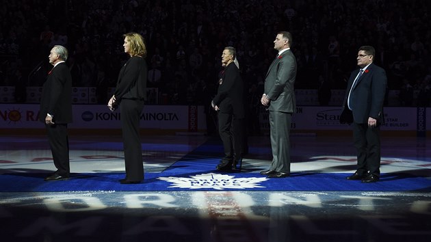 Rogatien Vachon, Kalli Quinnov (dcera Pata Quinna), Eric Lindros a Sergej Makarov (zleva) pi jednom z ceremonil uvdn do hokejov Sn slvy.