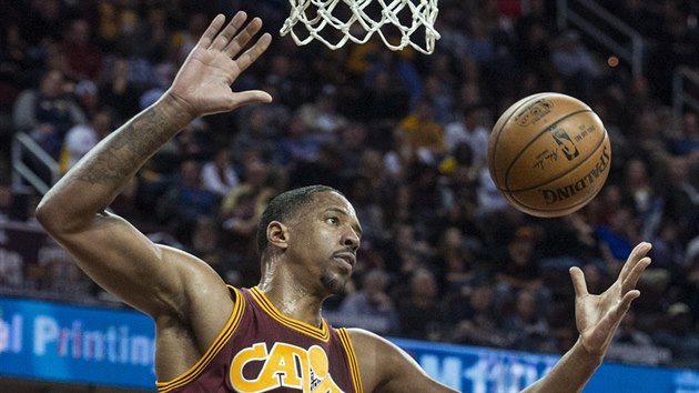 Channing Frye z Clevelandu doskoil m v duelu s Torontem.