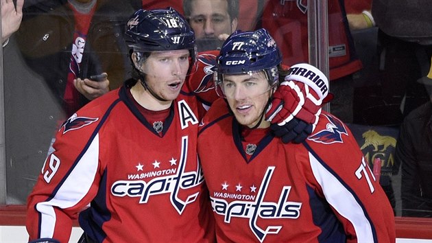 Nicklas Bckstrm (vlevo) a T. J. Oshie se raduj z glu Washingtonu.