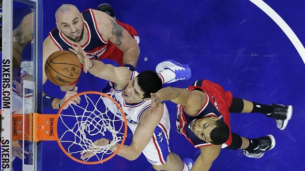 Ersan Ilyasova (v blm) z Philadelphie zakonuje pes Marcina Gortata (vlevo) a Otto Portera z Washingtonu.