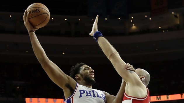 Jahlil Okafor (vlevo) z Philadelphie zakonuje pes Marcina Gortata z Washingtonu.