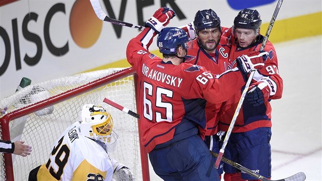 Hokejist Washingtonu se raduj, pekonanm je pittsbursk glman Marc-Andre Fleury.